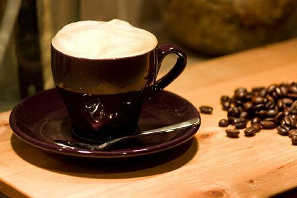 İtalya'da kafede "latte" siparişi verildiğinde gelen şey bildiğimiz latte değil soğuk süt oluyor. Çünkü İtalyancada latte, köpürtülmüş soğuk süt anlamına geliyor. Latte içmek isteyenler "caffe latte" diyorlar. Filtre kahveye de "black coffee" diyorlar yani bildiğimiz Americano.