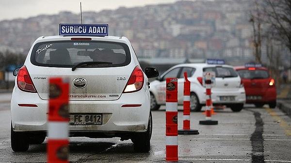 İstanbul'da sürücü kurslarına son olarak haziran ayında zam yapılmış, fiyat 4 bin liradan 7 bin liraya çıkmıştı. Yeni yılda en düşük zam beklentisi ise yüzde 50. Yılbaşından sonra sürücü kurslarında fiyatın 10 bin lirayı geçmesi bekleniyor.