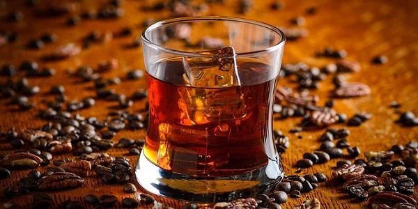 Viski ve kahve çok farklı kulvarlarda olup meraklıları tarafından oldukça çok sevilen ve kültürü olan içeceklerdir. Her ikisinin de pek çok çeşidi ve içme şekli vardır.