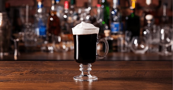 Bu viskili kahve yolcular tarafından oldukça beğenilir. Şefin hazırladığı içecek "Irish Coffee" olarak yayılır. Tarifini almaya gelenler olur. 1945 yılında ise Limerick'in Foynes kasabasındaki havalimanı, modern uçaklara pist yapılması için kapanır.