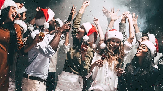 Yılbaşı Gelirken Playlist'iniz Hazır Olsun! Arkadaşlarınızla Dinleyebileceğiniz 10 Yılbaşı Şarkısı