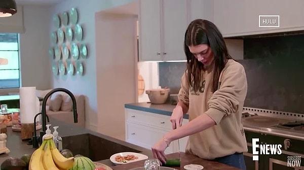 18. Kendall Jenner elinin ucu ile kesemediği salatalıkla herkese kahkaha attırmıştı.