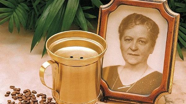 Gelelim filtre kahveye... "Black coffee" de denilen filtre kahve 1908'de Almanya'da bilim kadını Melitta Bentz'in ev şartlarında icat ettiği bir kahve. Pratik hazırlanışı, enerji vermesi ve yağ yakması ile bugün kahve tutkunlarının gözdesi.