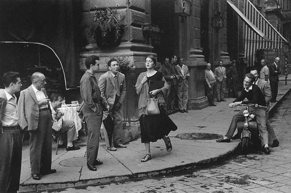 4. İtalya'da Amerikalı kadının sokakta gezdiği an - 1951: