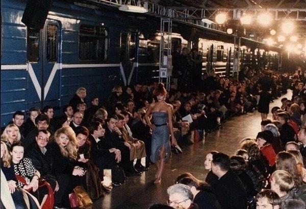 14. Moskova metrosunda Givenchy defilesi - 1997: