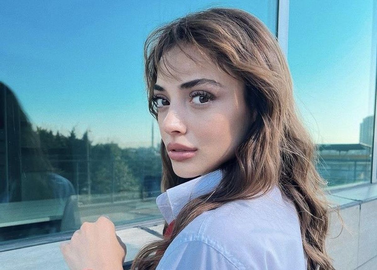 Kariyerinde hızla yükselen genç oyuncu, senaryoları dikkatle inceledikten s...