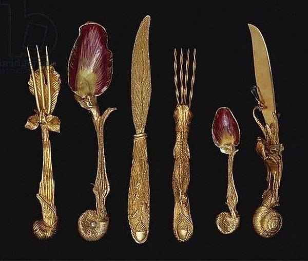 7. Çatal bıçak takımı 12. yüzyılda kullanılmaya başlandı. Bundan önce tatlı yemek için kaşık kullanılırdı çünkü çatalın şeytanın aleti olduğu düşünülürdü.