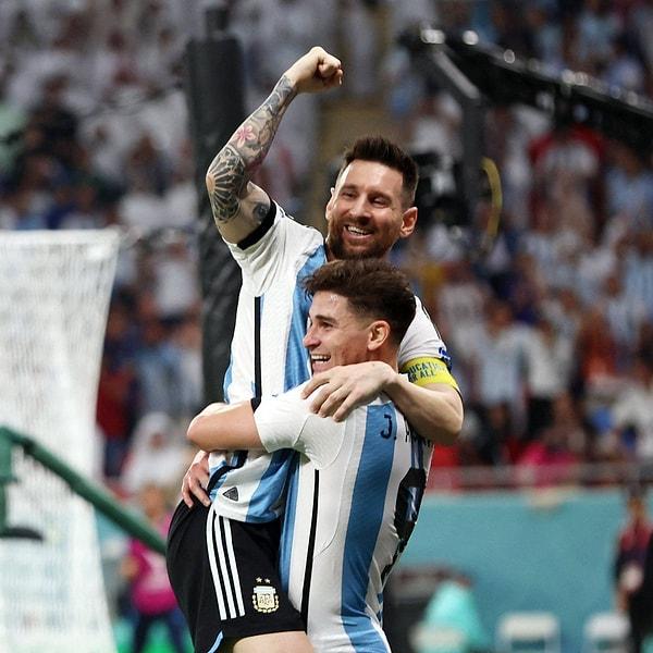Kariyerindeki 1000. maça çıkan Messi'nin de ilk golü attığı maçta Arjantin, Avustralya'yı 2-1 mağlup ederek çeyrek finale yükseldi.