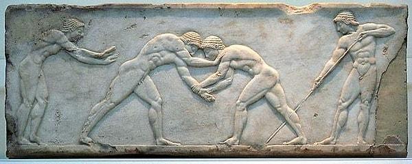 2. Antik Yunan'da olimpiyat oyunları insanları fiziksel zindeliğe yönlendirir, sağlıklı kalmaya özendirirdi. Vücut ısılarını arttırmak için zeytin yağı kullanıp spordan önce mutlaka ısınma hareketleri yaparlardı.