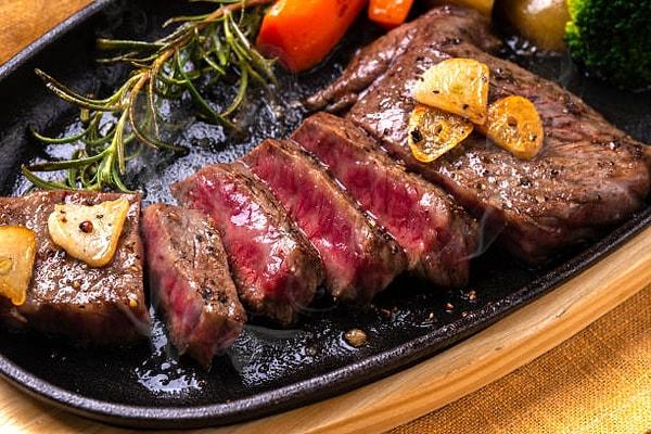Kobe eti, çok özel koşullarda yetiştirildiğinden çok sağlıklı ve çok faydalı bir kırmızı ettir.