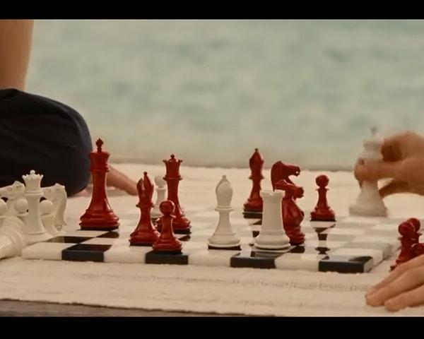 6. Edward ve Bella'nın oynadıkları satranç taşlarının rengi kitap serisine gönderme yapıyor.