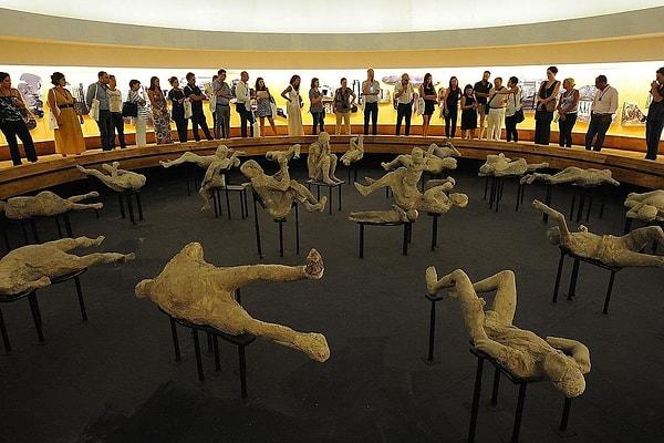 2. Vezüv Yanardağı'nın patlaması sonucu yok olan antik Roma kenti Pompeii'de öldükleri halde bugünlere kadar gelen bedenler.