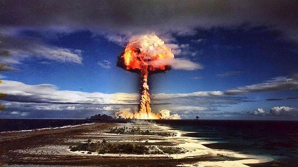 Atom bombası yani “atomun bölünmesi” fizyona dayanırken, hidrojen bombası yani “atomun birleşmesi” füzyona dayanır.