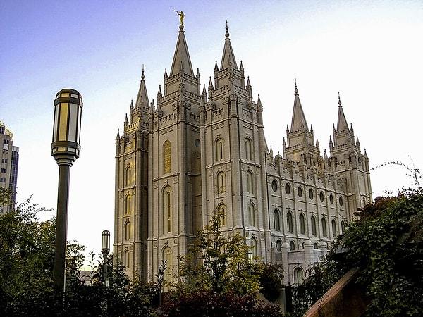 Bateman, katı kurallara uyarak yaşayan ve çok eşlilik yaşam tarzını sürdüren Hristiyanlığa bağlı Mormon Kilisesi’nin bir kolunu yönetiyor.