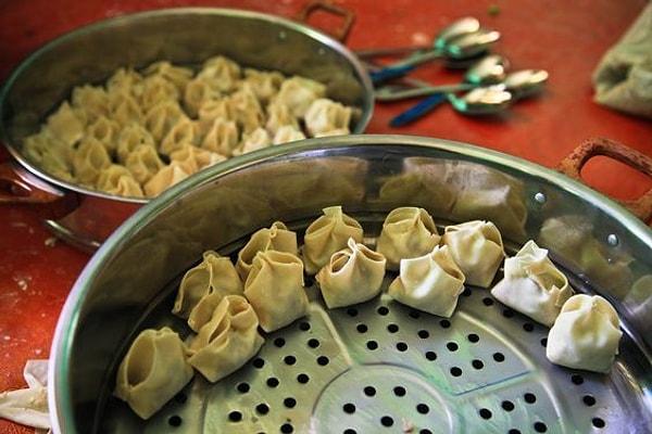Çinliler mantıya "mantou" demektedir. Mantou terimi Jin Hanedanlığı'nın (266-420) tarihi kayıtlarında görülür ve benzer gıdalar daha önceki dönemlerde de üretilip tüketilmiştir. Moğollar ise mantıya "manta" demiştir.