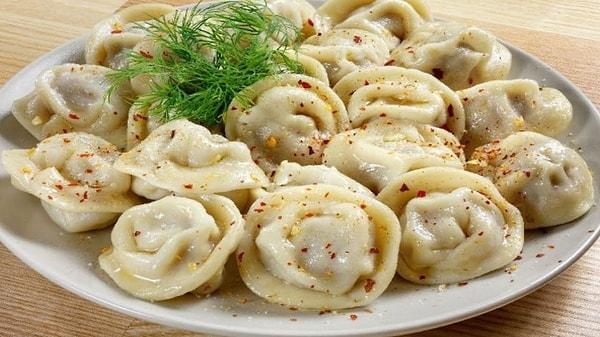 Özbek ve Tacik mutfaklarında, mantı genellikle kuzu, sığır eti, lahana, patates veya balkabağı malzemelerinden biri kullanılarak yapılır. Sirke ve biber tozunu karıştırarak yapılan bir sos da yaygındır.