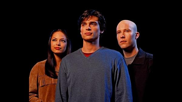 Ne kadarını izlediniz ya da izlediniz mi bilmiyorum ama toplam 218 bölüm sürdü Smallville. Kahraman dizisi izleyeceğiz diye ne dramlar gördü bu gözler. Biteli de 11 yıl oluyor haliyle. Gelin bakalım oyuncularımız şimdi ne halde. 👇