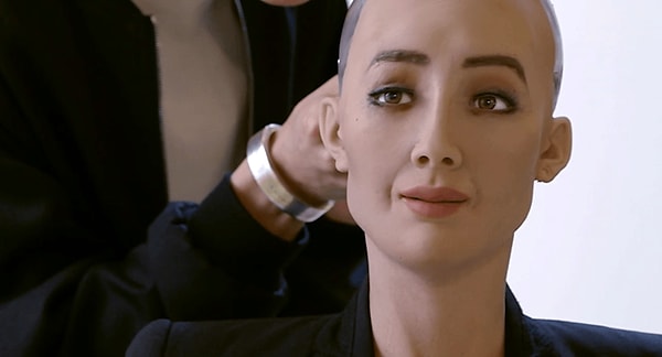 2016'da bir gösteri sırasında, Sophia'yı yapan Hanson Robotics'in kurucusu David Hanson, ona insanlarla ilgili duygularını sordu.