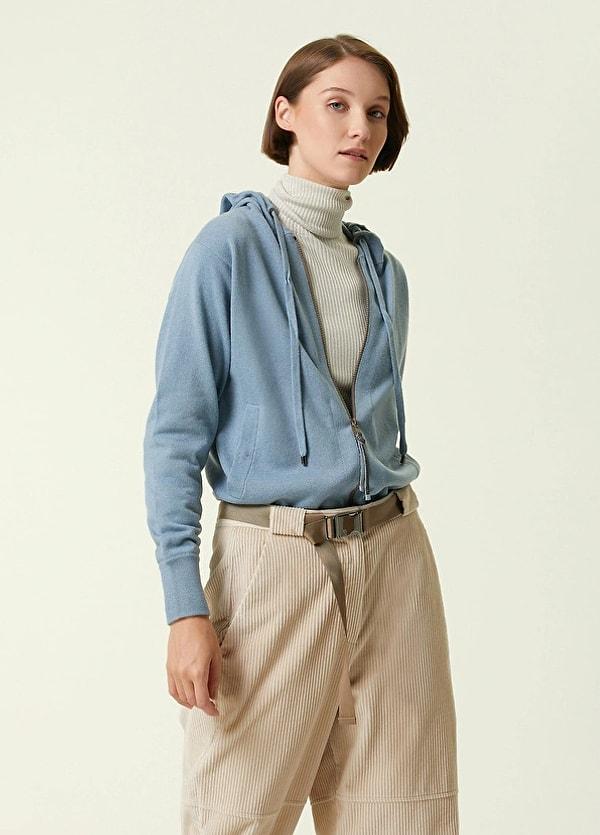 Brunello Cucinelli mavi kaşmir sweatshirt tasarımı karşısında söylenecek pek de fazla bir şey bulamıyoruz! Siz bu kıyafete 37.450.00 TL verir misiniz?