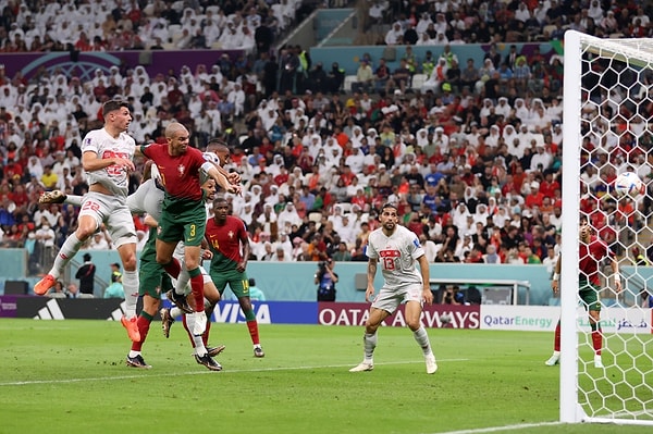 Eski Beşiktaşlı Pepe, kornerden gelen topa yaptığı sert kafa vuruşuyla tabelayı Portekiz lehine 2-0'a getirdi ve ilk yarı bu skorla sona erdi.