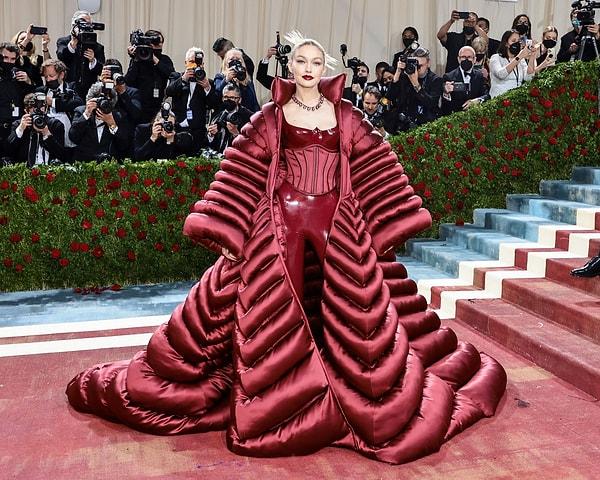 7. Gigi Hadid'in Met Gala'da giydiği yorgan ilhamlı elbisesi unutulmazdı.