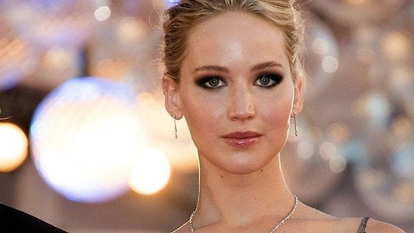 "Açlık Oyunları" filminin başrol oyuncusu ABD'li 32 yaşındaki Jennifer Lawrence 'ilk kadın başrol oyuncusu' olduğunu iddia ettiği için eleştirildi.