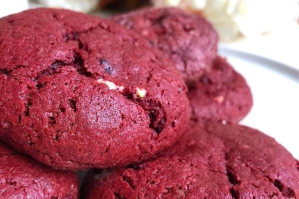13. Rengi ve lezzetiyle büyülesin: Kırmızı kurabiye