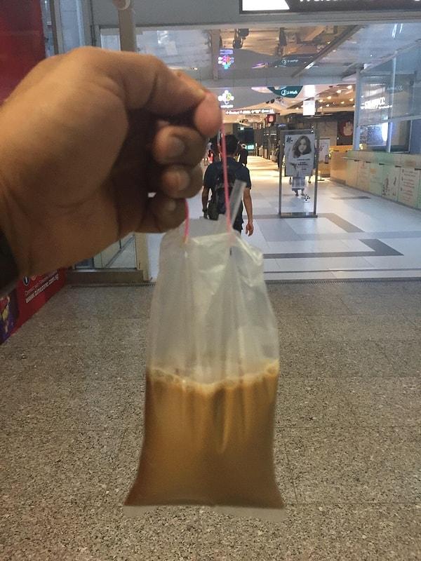 5. "Singapur ve Malezya gibi ülkelerde kahvelerden meyve sularına kadar birçok içecek böyle poşetlerde satılıyor. Yabancıysanız dökmeden içmek için epey çaba harcamanız gerekiyor."