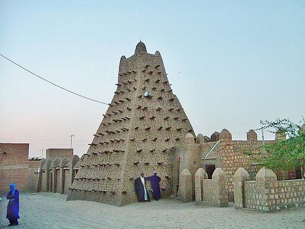 Batı Afrika'da rastlayabileceğiniz aşağıdaki aşırı karakteristik estetiğin adı Sudani-Saheli mimarisi.