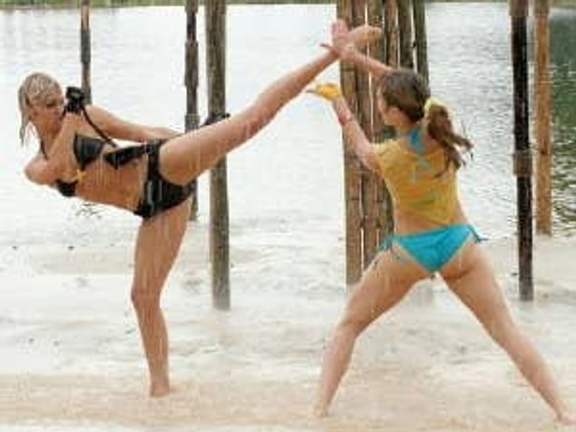 6. DOA: Dead or Alive (2006) filminden Christie ve Helena karakterleri