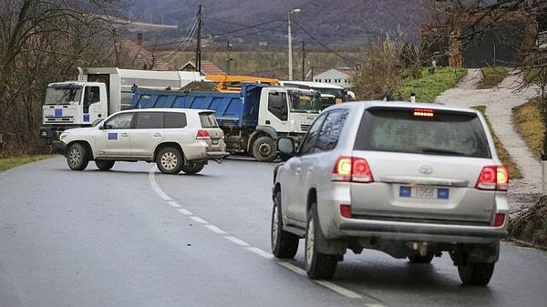 Sırplar, yaşadıkları bölgede yolları iş makinaları ile kapattı.