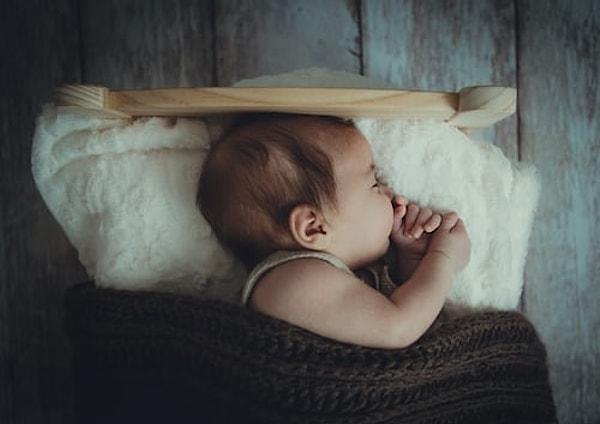Yalan 3: Tüm bebekler gece boyunca uyumalıdır.