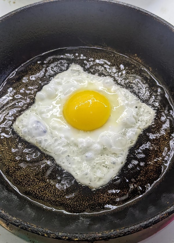 4. Kare şeklinde pişen yumurta.
