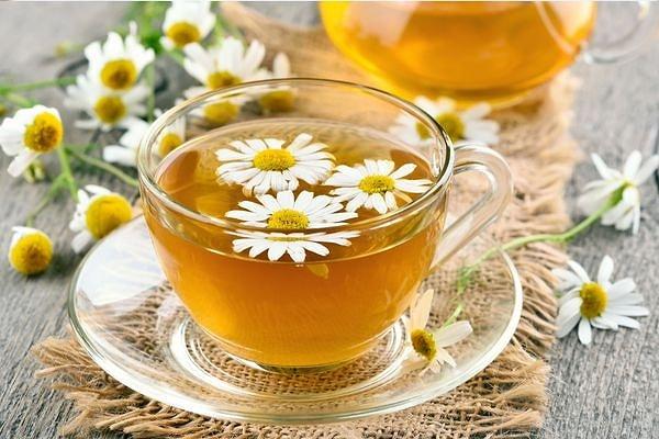 Sakinleştirici ve yatıştırıcı özellikleriyle bilinen papatya çayı, kas ve sinirlerin gevşemesini sağlar ve uykuya dalış süresini kısaltır. Yatmadan yarım saat önce bir fincan papatya çayı içebilirsiniz.