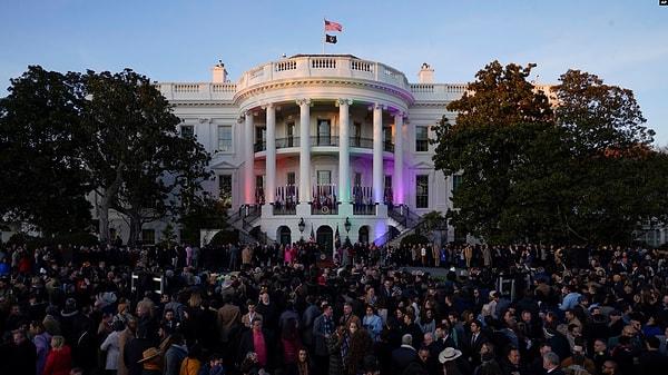 Beyaz Saray bahçesinde binlerce kişinin katıldığı imza töreninde, Amerikalı şarkıcı ve LGBT hakları savuncusu Cyndi Lauper da "True Colors" (Gerçek Renkler) şarkısını seslendirdi.