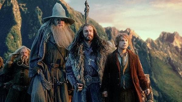 Eğer filmleri yapım tarihlerine göre izlemek istiyorsanız, öncelikle Yüzüklerin Efendisi üçlemesini sırasıyla izlemeli ve ardından Hobbit üçlemesini izlemelisiniz.