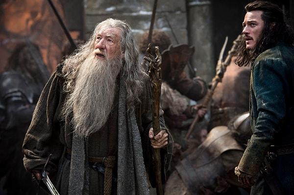 Hobbit ise Bilbo Baggins, tesadüfen Gollum'un bulunduğu dağa yolu düştüğünde yüzüğü ele geçiriyor.