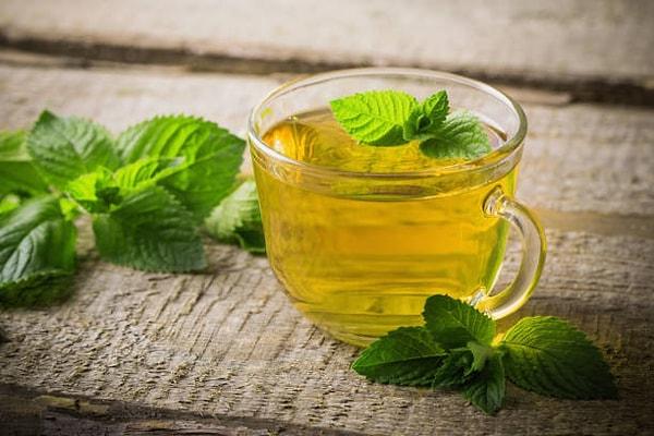 4. Nane çayı; ağız kokusunu giderir, kuvvetli bir antioksidandır, stresi azaltarak sakinlik hissi verir. Ayrıca nane çayı kas ağrılarını hafifletmeye yardımcı olur ve soğuk algınlığının tedavisinde etkilidir.