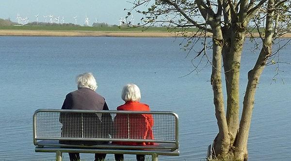 Kanada’da emeklilik sistemi, ABD'ye benzerken, emekli olma yaşı 65 ancak yüzde 30 daha az maaş ile 60 yaşında da emekliliğe hak kazanılabiliyor.