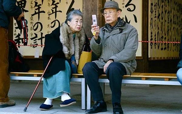 Japonya’da emeklilik yaşı 65 olurken, kurumsal şirketlerde 70 yaşına kadar da uzatılabiliyor.