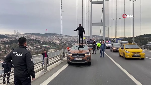 Şahıs elinde bulunan şişe içerisindeki maddeyi kendi üzerine ve otomobilin üzerine döktü