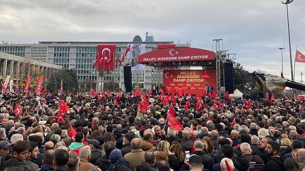Kurulan sahnede yalnızca “Millet, iradesine sahip çıkıyor” ifadesi ve Türk bayrağı yer aldı.