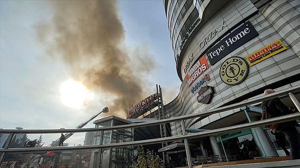 İstanbul'un en işlek alışveriş merkezleri arasında yer alan MetroCity Alışveriş Merkezi'nin çatısında çıkan yangın çevredeki vatandaşları oldukça korkuttu.