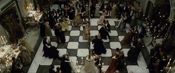8. Sherlock Holmes: A Game of Shadows (2011) filmindeki dans pisti satranç tahtası şeklinde yapılmış.