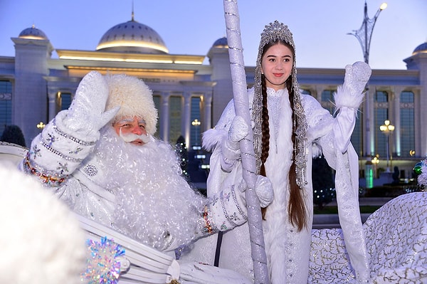 Bu bayramda 'Ayaz Atı' denilen Noel Baba'ya benzeyen bir karakter vardır. Hatta Noel Baba efsanesinin bu karakterden ortaya çıktığı inanılır.