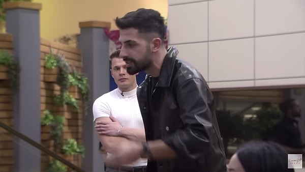 Kısmetse Olur 5. bölümde rap şarkı söyleyen, Sedat bu kez biraz gergin. Aşkın gücü evinde bir yandan romantizm ve flört yaşanırken bir yandan kavga ve tartışmalar sürüyor.