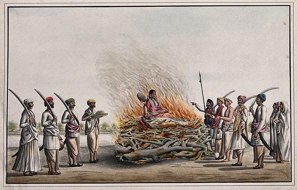 10. Hindistan'da 'sati' geleneği olarak bilinen bir uygulamaya göre dul kalan kadınlar, ölen kocalarıyla birlikte yakılırdı.