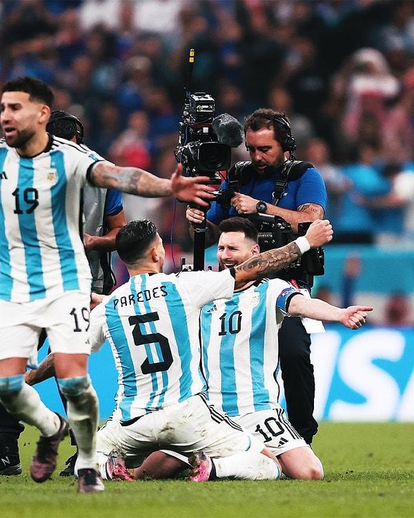Dünya Kupası tarihinin en iyi finaline sahne olan karşılaşmanın ardından Messi ve arkadaşları ülkelerine en büyük hediyeyi verdi.
