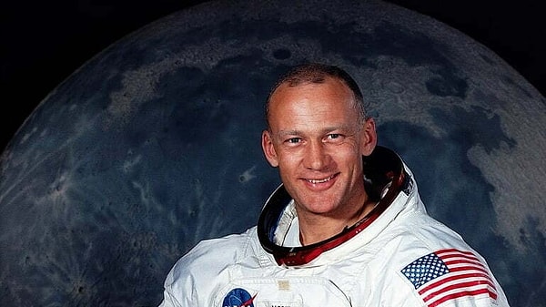 5. Buzz Aldrin Ay'a ayak basan ikinci insan olsa da, Ay'a işeyen ilk insandı!