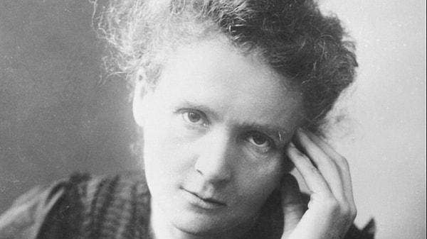 Marie Curie Fransa'nın Savoy kentinde kan kanserinden öldü.
